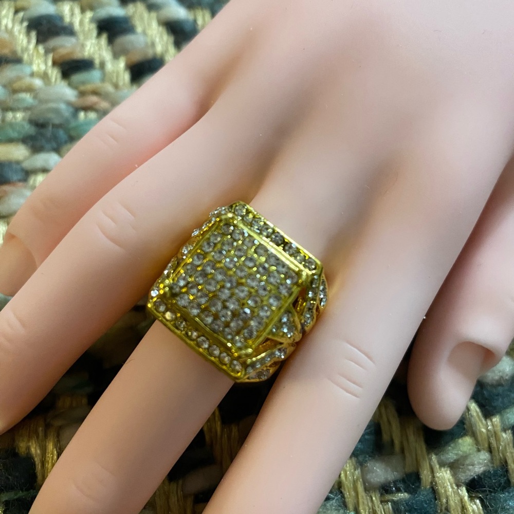 Large men’s gold tone metal ring with faux diamonds size 7/8